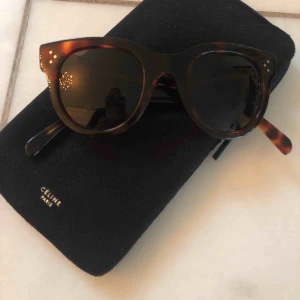  - Melerade solglasögon från Celine model CL 41053/S. Sparsamt använda, inga repor inga skavanker. Toppskick! 