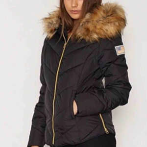 Jacka - Svea whitehorse jacka i svart,storlek XS, pris 350kr, endast använd under 1 vinter ,2 små hål som går att fixa därav priset, skriv vid intresse för egna bilder😊