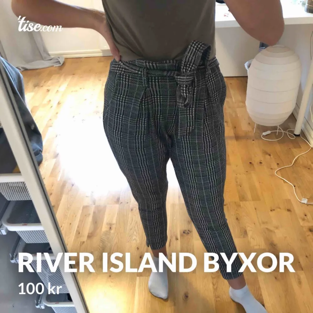 Gråa kostymbyxor i mjukt material från river island men ett fastsättande bälte  Priset går att diskutera. Jeans & Byxor.