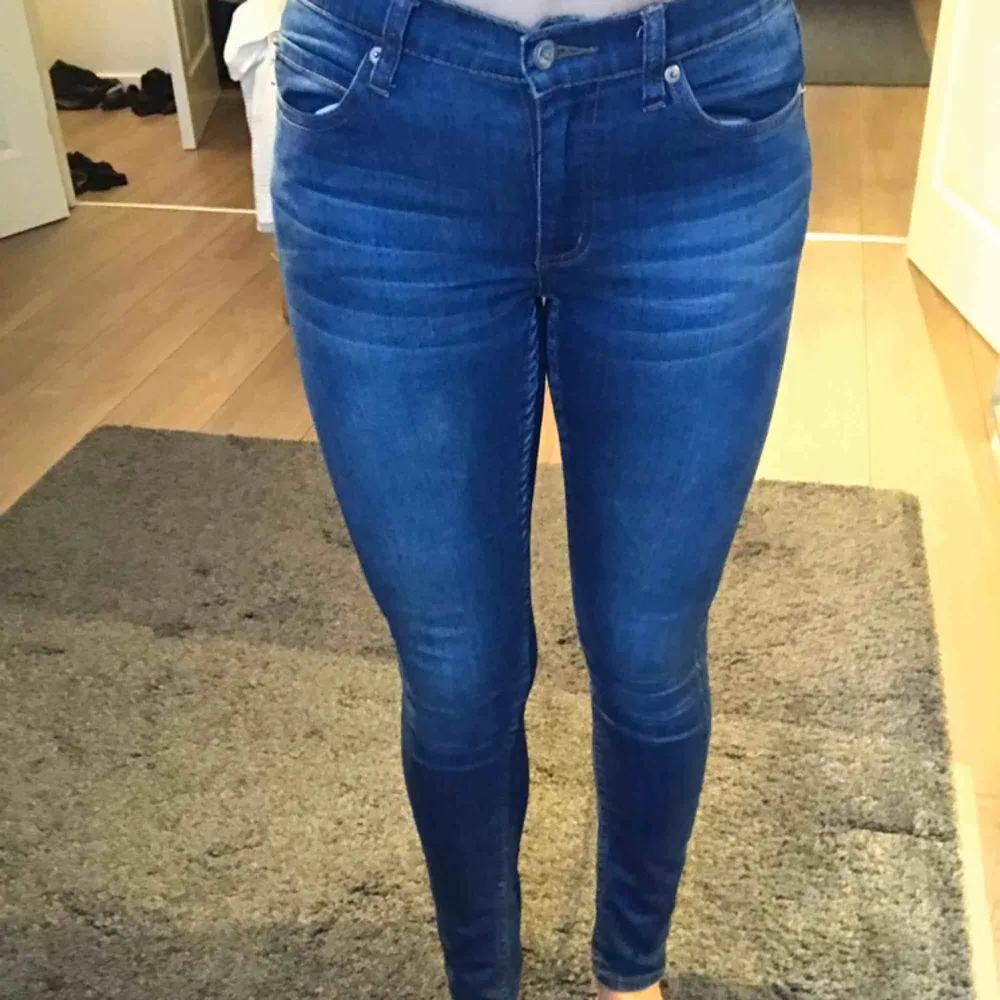 Jeans från Cheap Monday, knappt använda. Färg: mörk jeansfärg Storlek: 27/30, passar XS och S.  Stretchigt material :) . Jeans & Byxor.