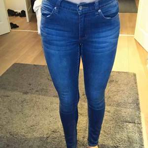 Jeans från Cheap Monday, knappt använda. Färg: mörk jeansfärg Storlek: 27/30, passar XS och S.  Stretchigt material :) 