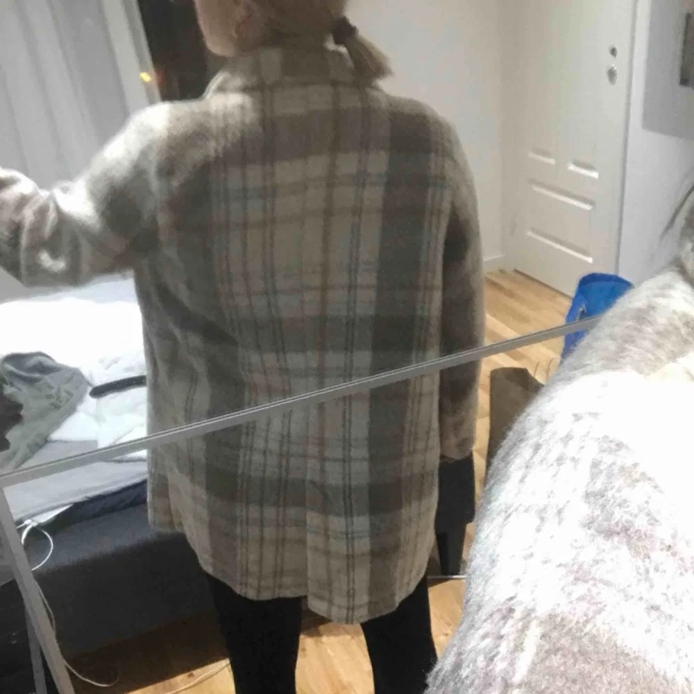 Snygg kappa från H&M som är i superbra skick, det står storlek 42 i jackan men skulle säga att den motsvarar en M ifall man vill att den ska sitta lite oversized.. Jackor.