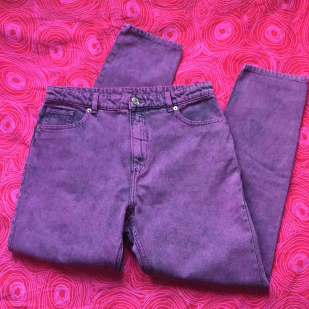 🍇 Lila mom-jeans från Monki i 100% bomull. Helt oanvända. Sitter som en storlek 38 🍇 Skriv gärna om du har några frågor! 💕. Jeans & Byxor.