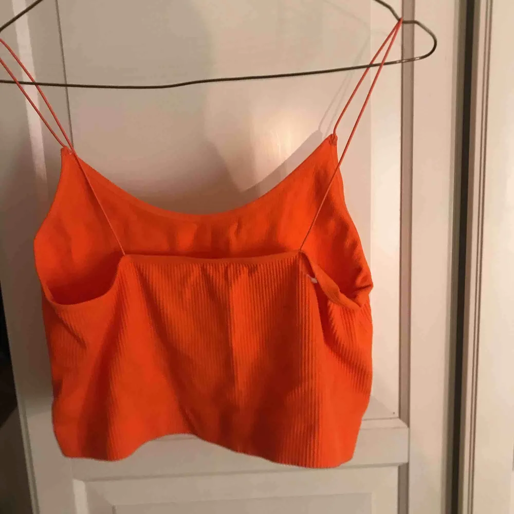 Neon orange linne, storlek L men skulle nog säga m efter som den är så pass stretchiga😊 . Toppar.