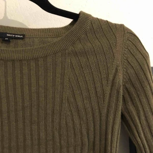 - Militärgrön stickad tröja som är lite croppad❕använd fåtal gånger och är i bra skick. Vid fler frågor är det bara skicka ett meddelande 