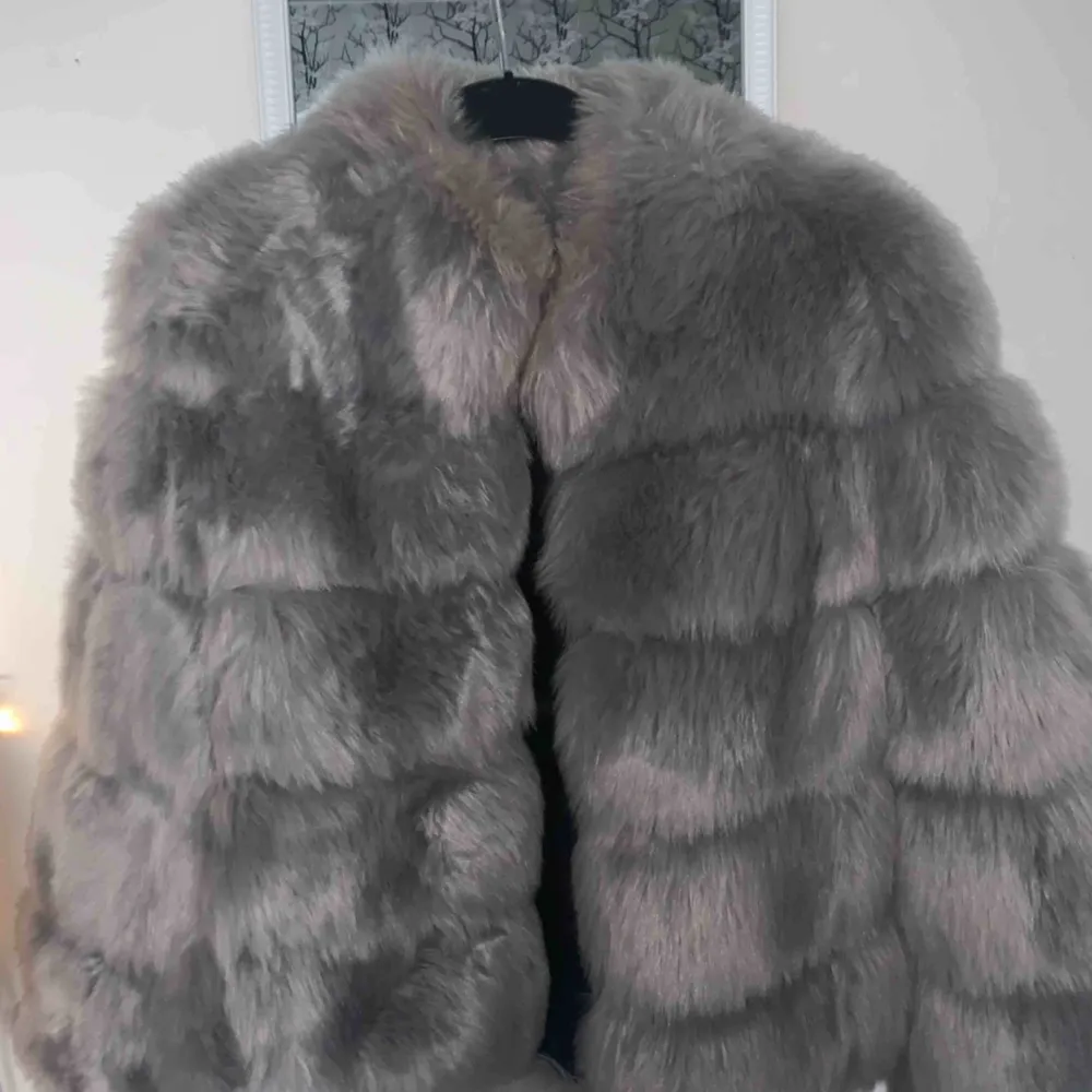 Köpte denna jacka med konstgjord päls för 1500kr men endast använd 2 gånger. Missfärgning vid kragen, fick den levererad så. Storlek S  Pris går att diskuteras!!. Jackor.