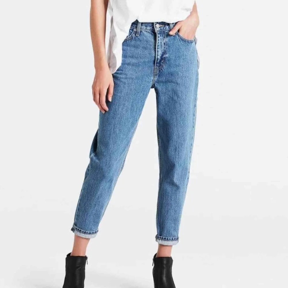 Levi’s mom jeans i storlek 27. Sparsamt använda och har inga synliga slitningar. Högmidjade och lösa i benen. Originalpris 1099  Köpare står för frakt, kan även mötas upp i Norrköping eller Linköping . Jeans & Byxor.