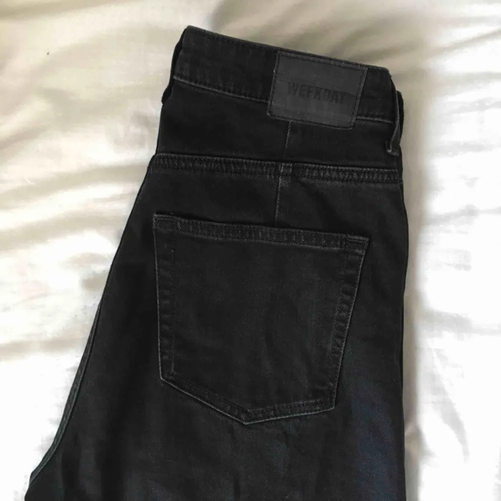 Svarta Ace jeans från weekday! Köparen står för frakt :D Möts gärna upp i Malmö . Jeans & Byxor.