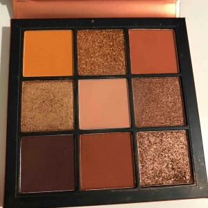  - Säljer pågrund av att produkten inte kommer till användning. Inte minna färger helt enkelt. Använt 2-3 färger typ 5-10 gånger. Bara legat i min sminkväskan. Plasten på spegeldörrar kvar  Frakt: 36kr  Nypris: 250-270kr💗 beroende på vart man köper