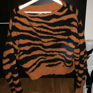  - Säljer denna stickade tröja från mango, storlek M men passar mig som har S.  