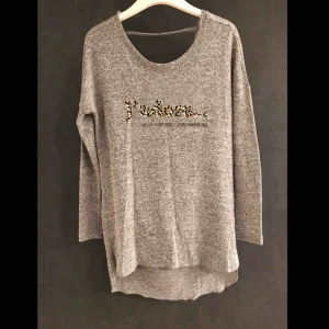  - Långärmad tröja med ”häng” i ryggen! Aldrig använd. 