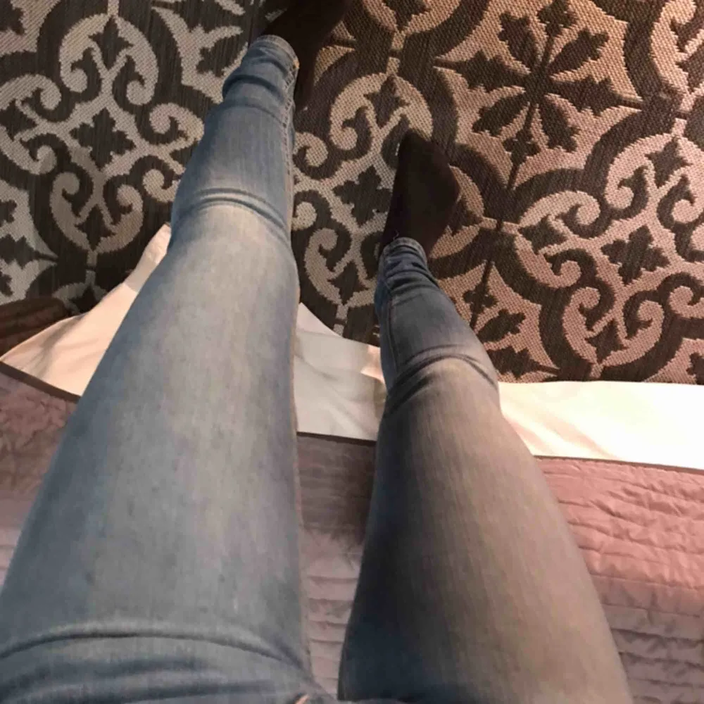 Två par jeans från h&m som ser lika dana ut. Ett par i storlek w25 L30 och ett i w27 L32. Super sköna. Skriv för fler bilder . Jeans & Byxor.