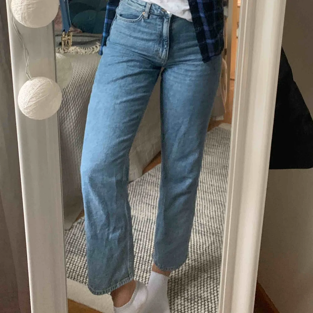 Säljer mina blåa jeans från monki i storlek 27. Jeansen är i rak modell och är använda cirka 5ggr. Möts upp! Helst på Södermalm.. Jeans & Byxor.