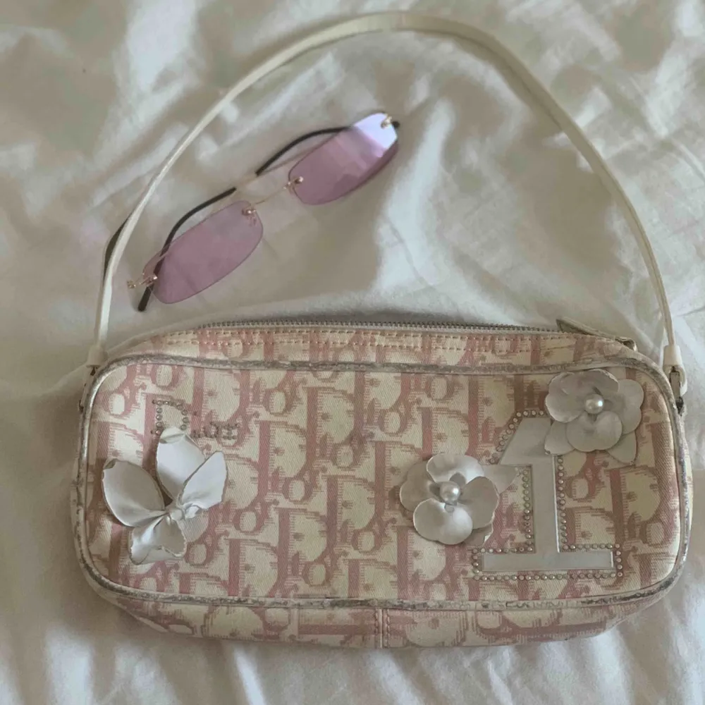 Säljer min super fina dior pink monogram handväska, världens finaste väska men använder inte och söker efter en Fendi eller en prada, kan även byta mot något av det! (Pris kan diskuteras) 💞💞💞. Väskor.