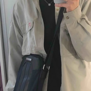  - As cool axelbands väska från Tommy Hilfiger i suveränt skick! Perfekt storlek! Köpare står för frakt 💞.