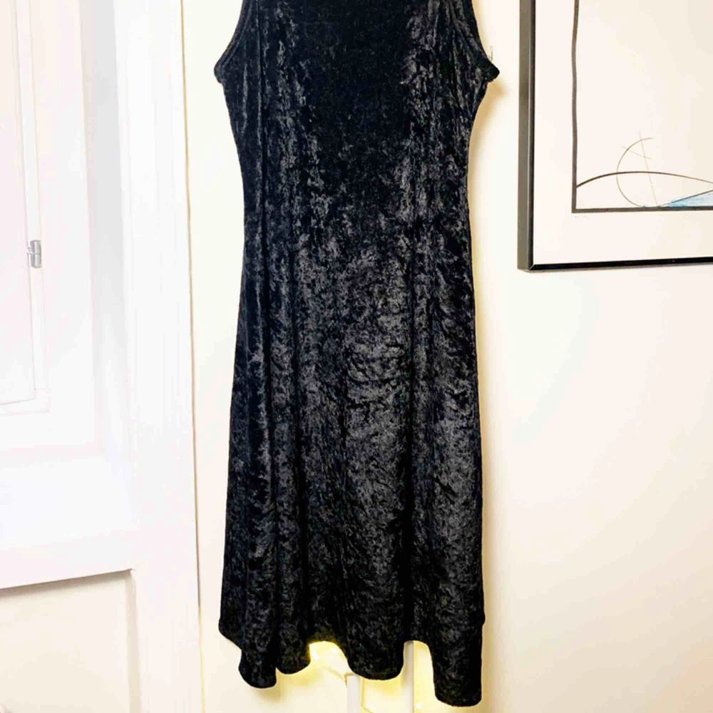 Sammets klänning i svart köpt på Beyond Retro. Otroligt fin, kan bäras både till vardags och till fest. Aldrig använd då Jag köpt denna i för liten storlek. . Klänningar.