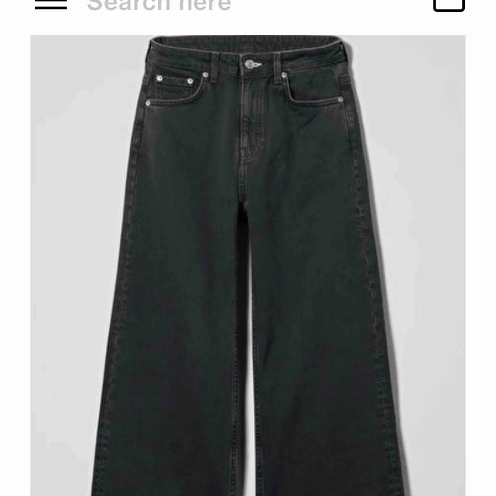 Ett par oanvända svarta flared ” Ace High Wide Jeans ” från Weekday. Jag har använt dem 2 gånger och skicket är som nytt. Dem kommer ej till användning och därför säljer jag dem för ett lägre pris. Köparen får stå för fraktkostnaden som tillkommer. . Jeans & Byxor.