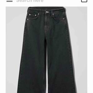Ett par oanvända svarta flared ” Ace High Wide Jeans ” från Weekday. Jag har använt dem 2 gånger och skicket är som nytt. Dem kommer ej till användning och därför säljer jag dem för ett lägre pris. Köparen får stå för fraktkostnaden som tillkommer. 