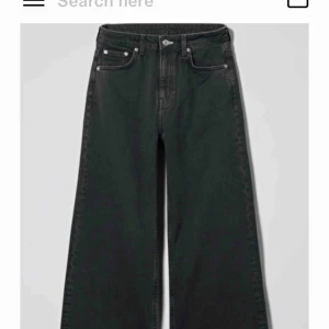  - Ett par oanvända svarta flared ” Ace High Wide Jeans ” från Weekday. Jag har använt dem 2 gånger och skicket är som nytt. Dem kommer ej till användning och därför säljer jag dem för ett lägre pris. Köparen får stå för fraktkostnaden som tillkommer. 