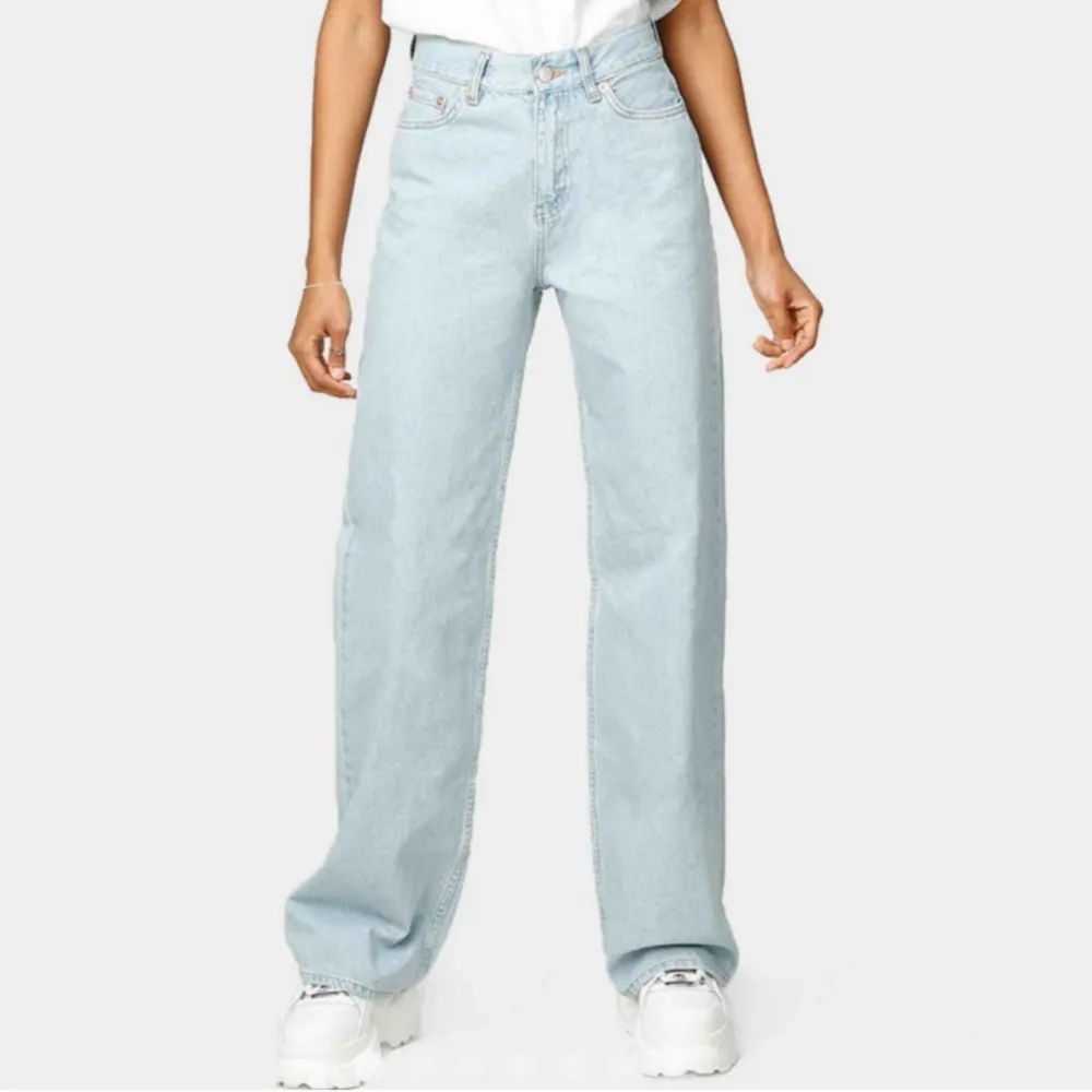 Snygga, trendiga wide leg ljusblåa jeans. Har aldrig används och är därför i nyskick. . Jeans & Byxor.