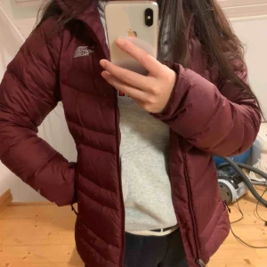  - The North face jacka använd en vinter! Väldigt varm med två fickor och luva.