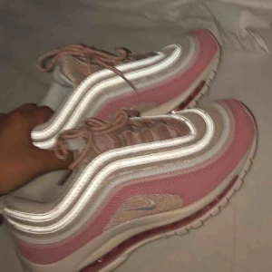  - Världens finaste air max 97or som jag motvilligt säljer då dem visade sig vara för små.. De är köpta här på Plick och är i nyskick!💖💗 kontakta för fler bilder och vid frågor💞