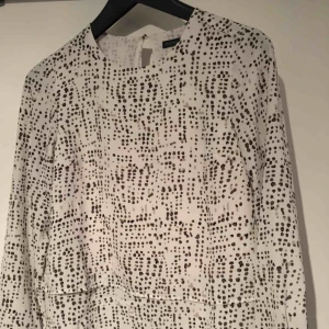  - Superfin blus från Stockhlm i storlek 34, passar 36 också. Den är mycket sparsamt använd. 