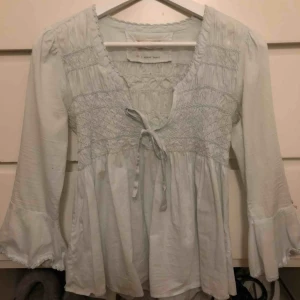  - Blus från Odd Molly, i nyskick. Kan tänka mig sänka priset något vid snabb affär.   Mötes upp i Kungsbacka, Skene eller Borås eller skickas mot fraktkostnad. 