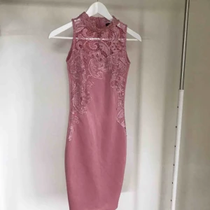  - Jättesnygg klänning från Club L sparsamt använd. Köpare står för frakten eller hämtas i Örebro. 