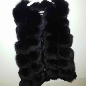  - Fin pälsväst. Använd fåtal gånger . Inga problem på den. Varm och skön