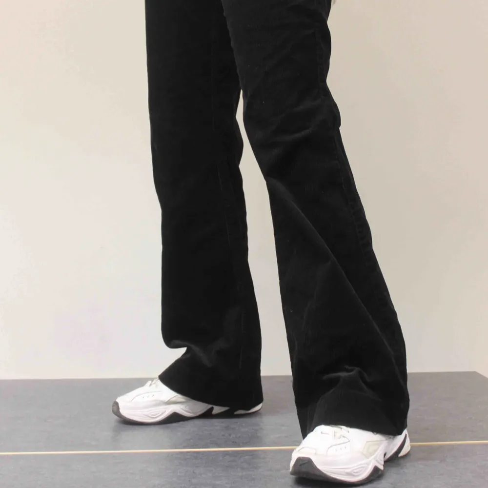 Snygga manchesterbyxor i ett helsvart material, byxorna har en rak modell något utsvängda vid benen. Lite större i midjan men funkar perfekt att använda med skärp.  Modellen på bilden är 1.73 cm🥰🥰. Jeans & Byxor.