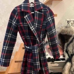  - En jättefin kappa som jag dessvärre tröttnat på. Lite slitningar på insidan, men den är som ny på utsidan! Använd endast ett par gånger. Den kommer från NA-KD