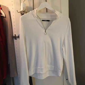  - Zip tröja från bikbok, jätteskönt material 