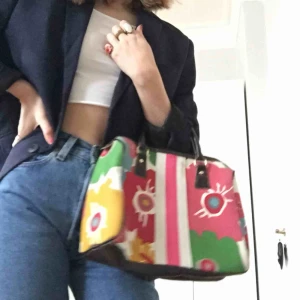  - superhärlig handväska med färgglatt mönster, köpt secondhand!! kan mötas upp i centrala Stockholm, skriv för mer info💖💘💕