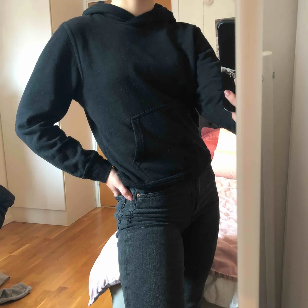 Enkel svart hoodie, står inte vilken storlek det är men jag är en XS och den passar mig. 💓 frakt tillkommer eller så möts jag upp i centrala stockholm. Hoodies.