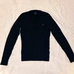 Äkta marinblå tröja från gant, strl S. Använd 2-3 gånger. Fri frakt 