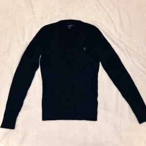  - Äkta marinblå tröja från gant, strl S. Använd 2-3 gånger. Fri frakt 