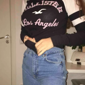  - Långärmad tunn tröja med hollister tryck och vita streck på armarna,Nästan helt oanvänd