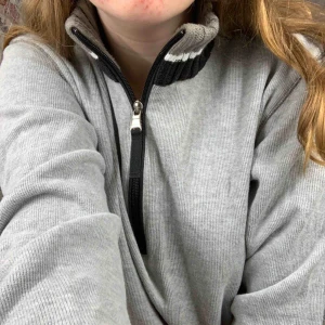  - Tjocktröja med dragkedja och hög krage från Hugo Boss Står ingen storlek men jag brukar ha XS-M och den passar bra på mig. Fri frakt