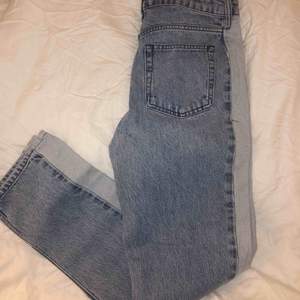 Jättefina jeans från NA-KD använd fåtal gånger så i mycket fint skick💛 frakt ingår i pris!