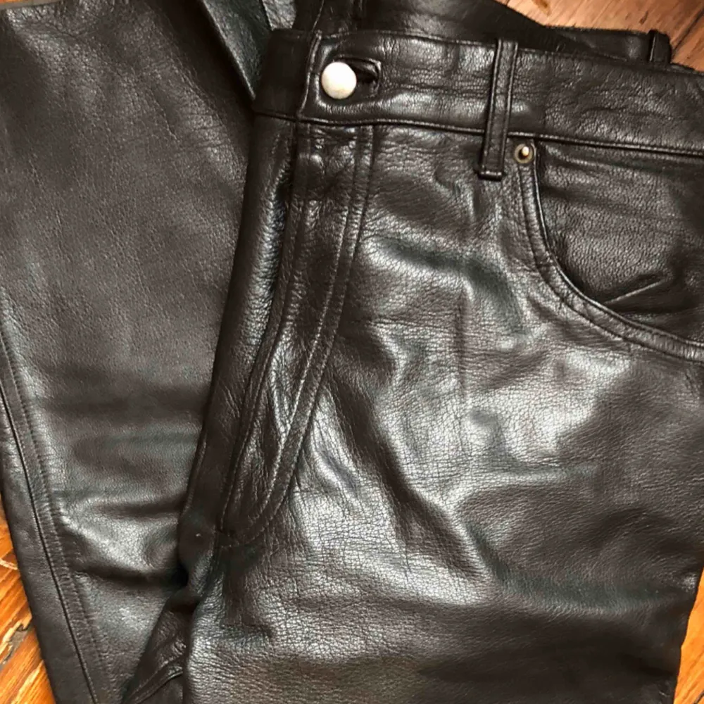 Genuine vintage Leather Pants- size 36 Men inseam length of pants is 90cm and in excellent condition! . Jeans & Byxor.