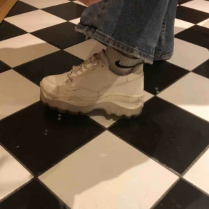  - Vita Bronx skor, ordinarie pris runt 1000 kr. Bra skick använda fåtal gånger. 