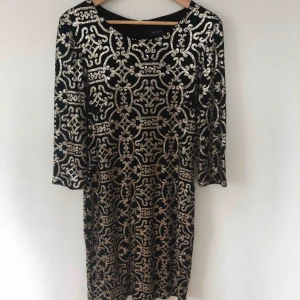 - Svart klänning med guldmönster från VILA.  Strl L 