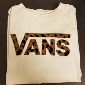  - Näst intill oanvänd t-shirt från skate märket vans. As skön. Passar mig som vanligtvis är S men står xs. Köparen står för frakt 24kr 