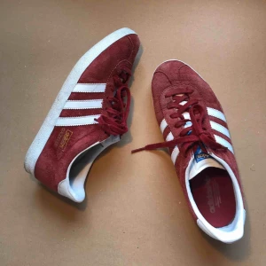  - Adidas Gazelle i storlek 36 ordpris 899. Dom är i fint skick även fast dom blivit använda då och då. Frakt tillkommer 👠