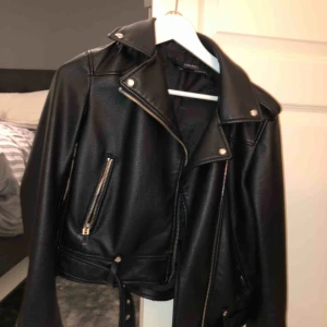  - En snygg skinnjacka från Zara med mycket detaljer. Ej äkta. Ganska liten i storleken (jag har vanligtvis S men köpte denna i M).