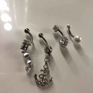  - Oanvända navelpiercingar, säljes pga de kommer ej till användning.  