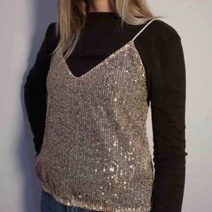  - Guldigt paljettlinne från Zara. Helt nytt och oanvänt alltså i perfekt skick! 