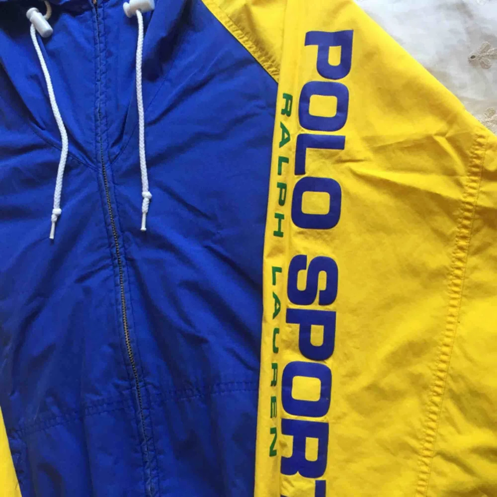 Super hard to find Polo Sport Ralph Lauren spell out windbreaker in perfect condition! Size XL loose fit. Jackor.