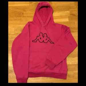  - Fin och skön kappa hoodie! Säljer då den inte kommer till användning:(  Storlek S men lite större i storleken! Katt finns i hemmet! Kan fraktas men du själv står för frakten  65 kr! 
